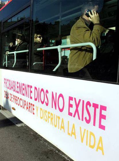 El <i>autobús ateo</i> que circula por las calles de Barcelona.