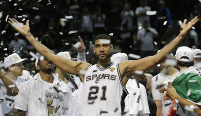 Tim Duncan celebra el anillo con los Spurs en 2014.