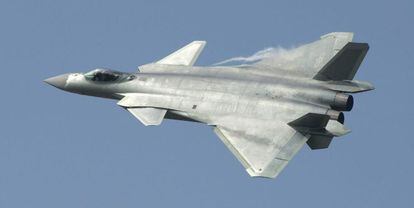 Imagen del nuevo avi&oacute;n de combate J-20, un bombardero invisible a los radares, durante la Exhibici&oacute;n Internacional de Aviaci&oacute;n y Aeron&aacute;utica de China que se celebra en Zhuhai, China.