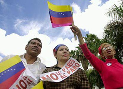 Partidarios de Chávez se manifiestan en Caracas contra la huelga patronal del lunes.
