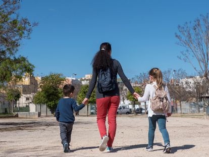 Una madre pasea con sus dos hijas por un parque, el pasado mes de abril. EFE/ATIENZA
