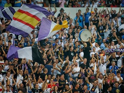 Miembros de Ultrasur en el Santiago Bernabéu, en un partido en 2013.