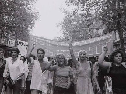 Manifestantes por la liberación gay el 26 de junio de 1977 en La Rambla