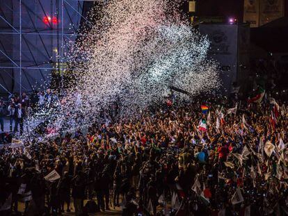 López Obrador a su llegada al Zócalo donde celebró con miles de sus segudidores.