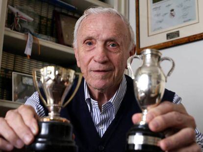 Pepe Santamar&iacute;a posa en su casa con las r&eacute;plicas de la Liga y de la Copa de Europa conseguidas en 1958. 