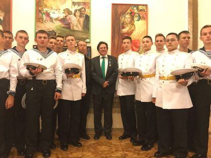 Pedro Altamirano junto a los alumnos de la Escuela naval de Sebastopol.