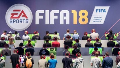 Visitantes de una feria de videojuegos prueban el juego FIFA18 (Archivo)
