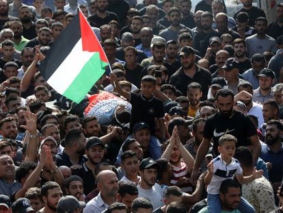 Mohamed, de 14 años, ondeaba el sábado una bandera palestina durante el entierro en Sawiya de su padre, Bilal Saleh, de 40, asesinado por un colono judío mientras recolectaba aceitunas.