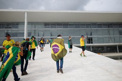 Los bolsonaristas entraban y salían a lo largo del complejo de los Tres Poderes en Brasilia.