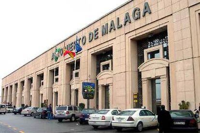 Fachada principal del aeropuerto de Málaga, donde estaban destinados los 19 guardias civiles detenidos.