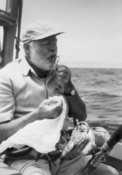 Ernest Hemingway, en un día de pesca a bordo de su barco 'Pilar' en 1958.