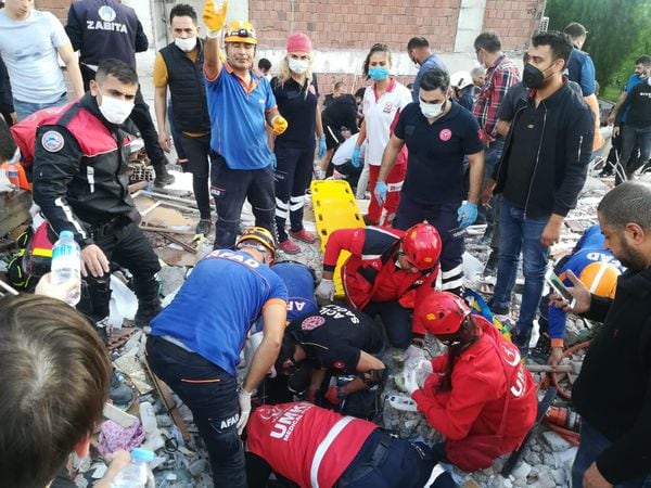 Rescuers search for survivors at a collapsed building after a powerful earthquake struck Turkey's western coast and parts of Greece, in Izmir, on October 30, 2020. - A powerful earthquake hit Turkey and Greece on October 30, killing at least six people, levelling buildings and creating a sea surge that flooded streets near the Turkish resort city of Izmir. (Photo by - / IHLAS NEWS AGENCY / AFP) / Turkey OUT