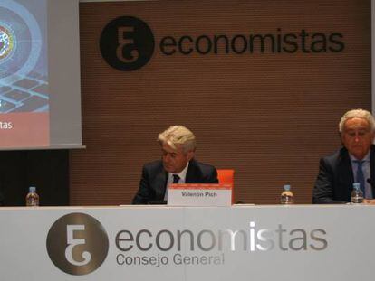 El presidente del Consejo General de Economistas, Valent&iacute;n Pich (en el centro).