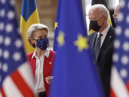 La presidenta de la Comisión Europea, Ursula von der Leyen, y el presidente de EE UU, Joe Biden, en junio de 2021 en Bruselas.