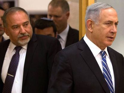 Avigdor Lieberman, entonces ministro de Defensa, y Benjamín Netanyahu, en el Parlamento israelí en 2016.
