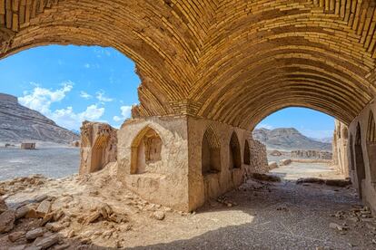 Ruinas de edificios rituales cerca de la Torre del Silencio, en Yazd (Irán).