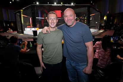 El fundador de Facebook y consejero delegado de Meta, Mark Zuckerberg, ha afirmado este jueves en Instagram que está listo para pelear contra Elon Musk, propietario de Twitter, después de que el también consejero delegado de Tesla bromeara con la idea de un combate en jaula de artes marciales mixtas (MMA) entre ambos. Zuckerberg es aficionado a los combates, tal y como demuestra esta foto junto Dana White, presidente de la UFC.