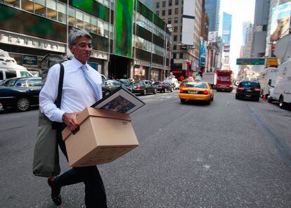 Un empleado de Lehman Brothers sale de la sede del banco con sus cosas tras la quiebra de este, en septiembre de 2008.
