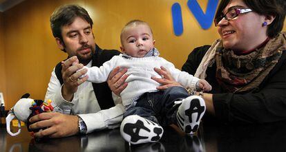 Juan, nacido del nuevo método de selección de embriones, junto a sus padres en el IVI