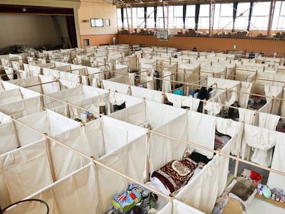 Sistema de partición hecho con papel del arquitecto Shigeru Ban en Fukushima (Japón) en 2011.