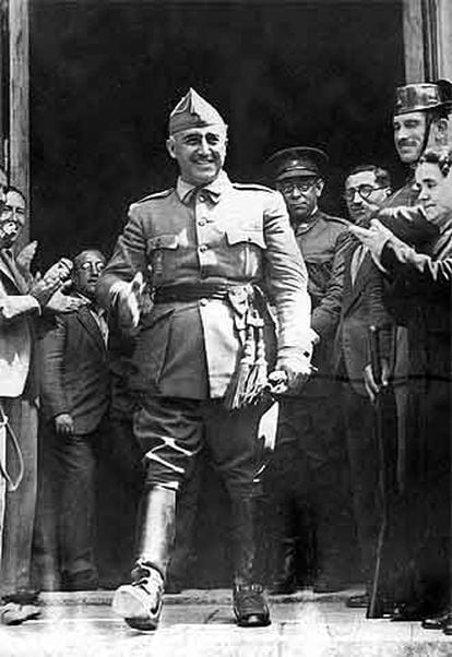 Franco, acompañado del general Mola el 1 de octubre de 1936 en Burgos, tras ser proclamado jefe del Estado.