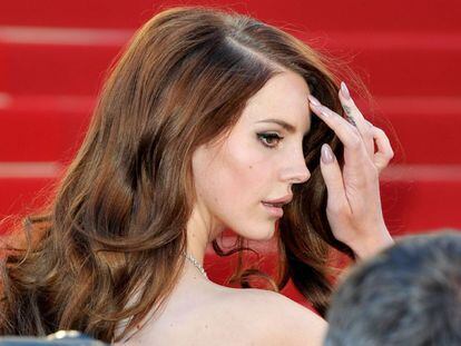 La cantante Lana Del Rey posa en la alfombra roja de Cannes.