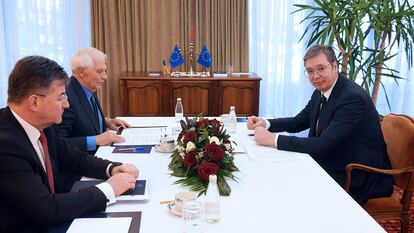 Desde la izquierda, el representante especial de la UE, Miroslav Lajcak; el alto Representante de la UE para la Política Exterior, Josep Borrell, y el presidente serbio, Aleksandar Vucic, durante su encuentro en Ohrid, República de Macedonia del Norte, el pasado sábado.