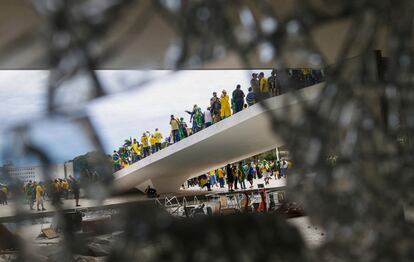 Todos los detenidos han sido trasladados a las instalaciones de la policía de Brasilia, donde se les ha identificado y tomado declaración.