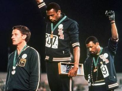 Tommie Smith (centro) y John Carlos, con el gesto icónico del puño en alto.