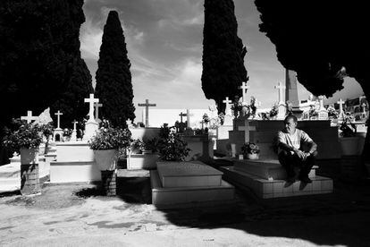 (Sevilla) Hace m‡s de 30 a–os que trabaja en el cementerio. No le asusta la muerte, forma parte de la vida. Le dan m‡s miedo los vivos que los muertos