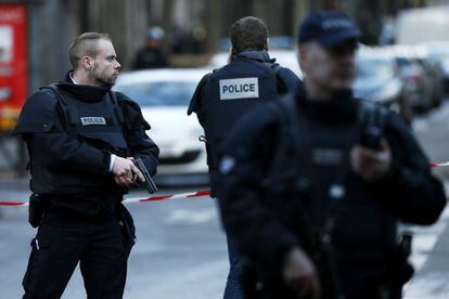 Diversos policies patrullen a prop del lloc on la Policia francesa ha matat l'home armat que ha intentat atacar una comissaria del barri de la Goutte d'Or, al nord de París, França.