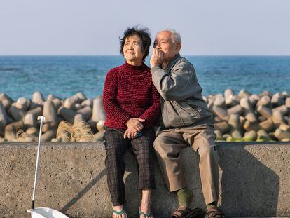 Dos habitantes de la ciudad japonesa de Okinawa.