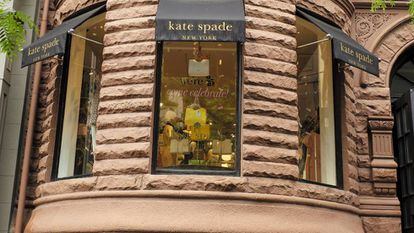 Vista exterior de la tienda Kate Spade en Newbury Street en Boston.