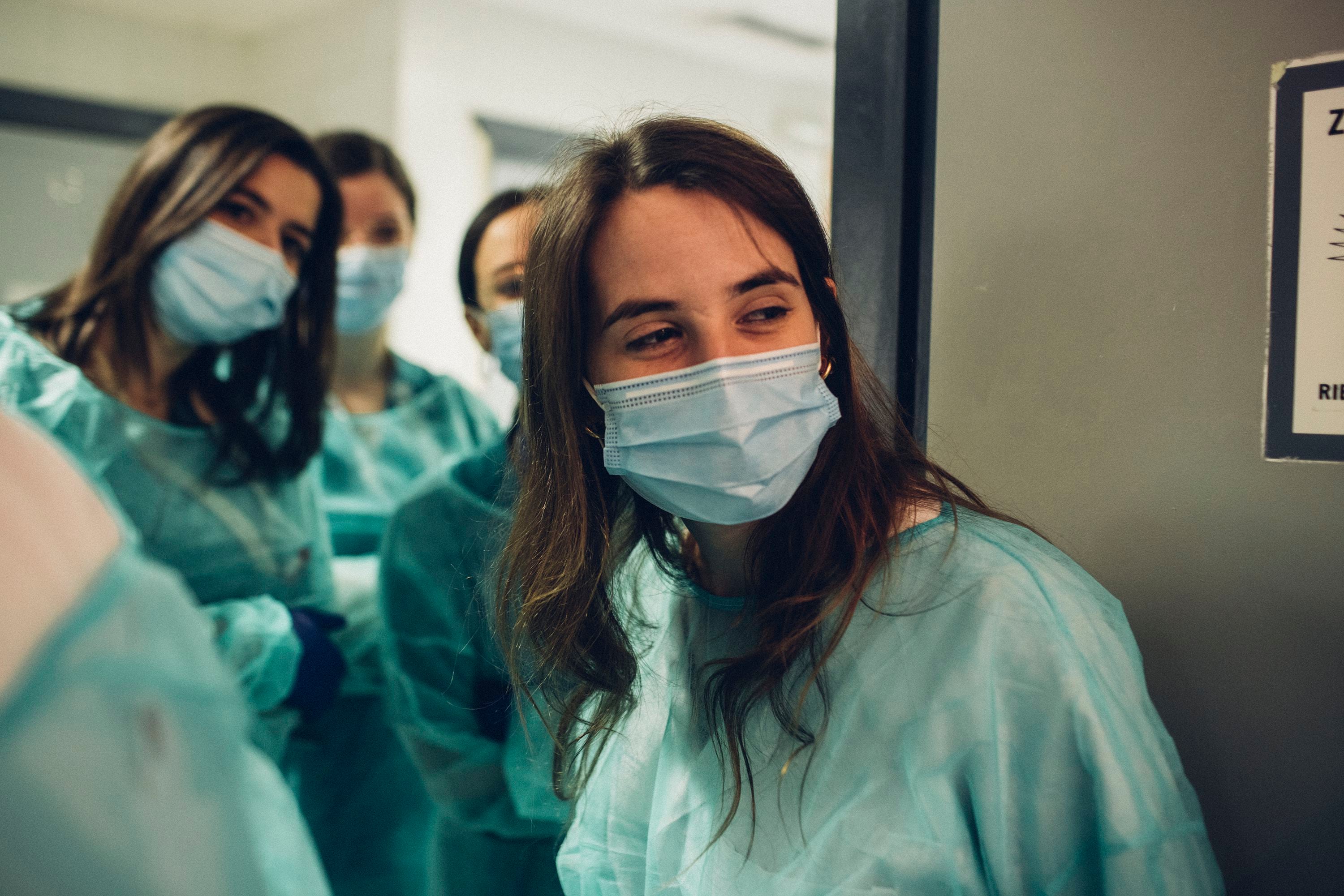 Vida de mir: así es el día a día de los 32.517 jóvenes médicos imprescindibles para el sistema sanitario español