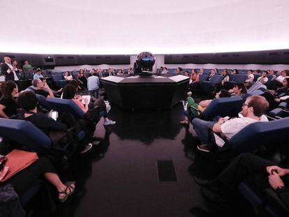 Varias personas en la sala de proyecciones del Planetario renovado. 