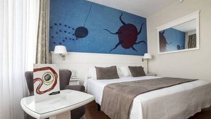 Una de las habitaciones del hotel Joan Miró Museum, de Palma, con obra gráfica del pintor.