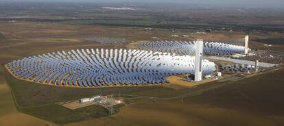 Planta de energía termosolar de Abengoa en Sanlúcar la Mayor (Sevilla).