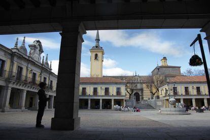 Plaza Mayor de Brunete, con al Ayuntamiento a la izquierda. 