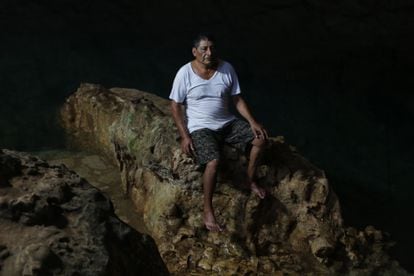 Doroteo Hau Kuk, fundador y directivo de la organización Ka’anan Ts’onot (Guardianes de los Cenotes), en el cenote Balmil.
