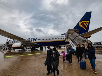 Varios pasajeros descienden de un avión de Ryanair