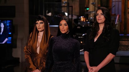 La cantante Halsey (a la izquierda), Kim Kardashian West (centro) y Cecily Strong, durante la promoción de su participación en 'Saturday Night Live'.