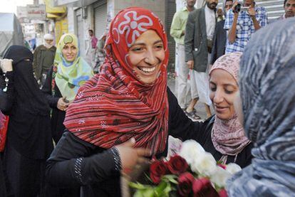 Tawakul Kerman es felicitada ayer en Saná, tras conocer la concesión del premio Nobel.
