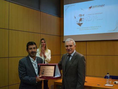 El periodista Ginés Donaire recibe el premio 'Paco Moreno' de manos del vicepresidente de AMINER, Enrique Delgado.  / AMINER