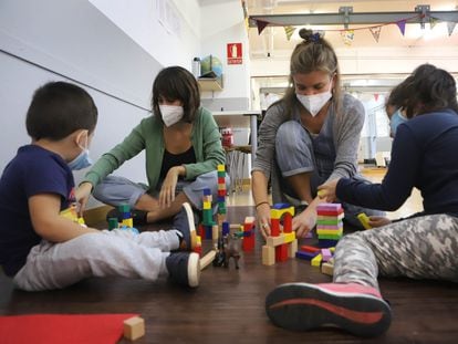 Educadoras infantiles del programa de canguros municipales de Barcelona, en una escuela de La Verneda