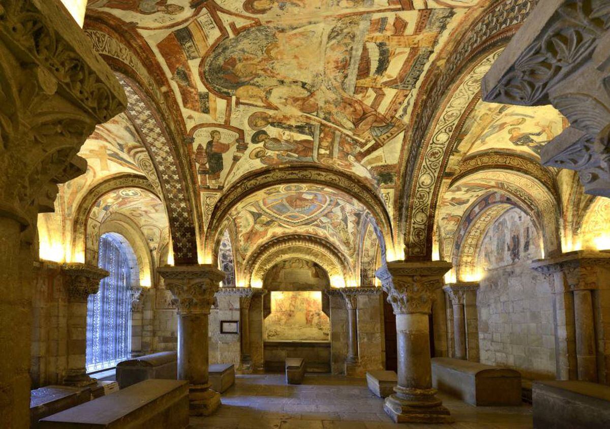 De la arte. Внутри базилика Сан-Исидоро в Леоне. Церковь Сан-Изидоро. Романский стиль.