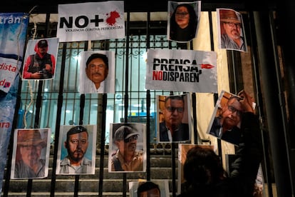 Una mujer coloca una foto de un periodista asesinado durante una manifestación contra la violencia hacia la prensa, el 25 de enero en Ciudad de México.