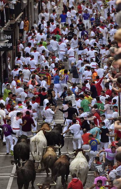 Decenas de corredores por la calle Estafeta durante el encierro de este sábado.