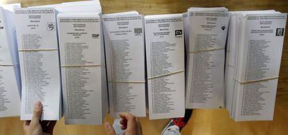 Preparatius per a la votació de diumenge en un col·legi electoral de Barcelona.