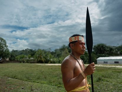 Un indígena matsés que ha sido testigo de avistamientos de grupos en aislamiento voluntario dentro de una reserva en Puerto Alegre (Perú).