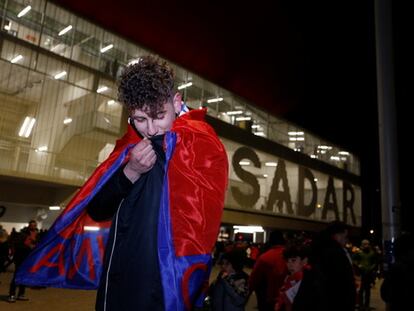 Alberto Deltell frente al estadio de El Sadar.